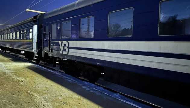 "Укрзалізниця розгорнула мережу «Вагонів незламності» у Харкові та Києві, надаючи притулок та підтримку громадянам у складні часи".