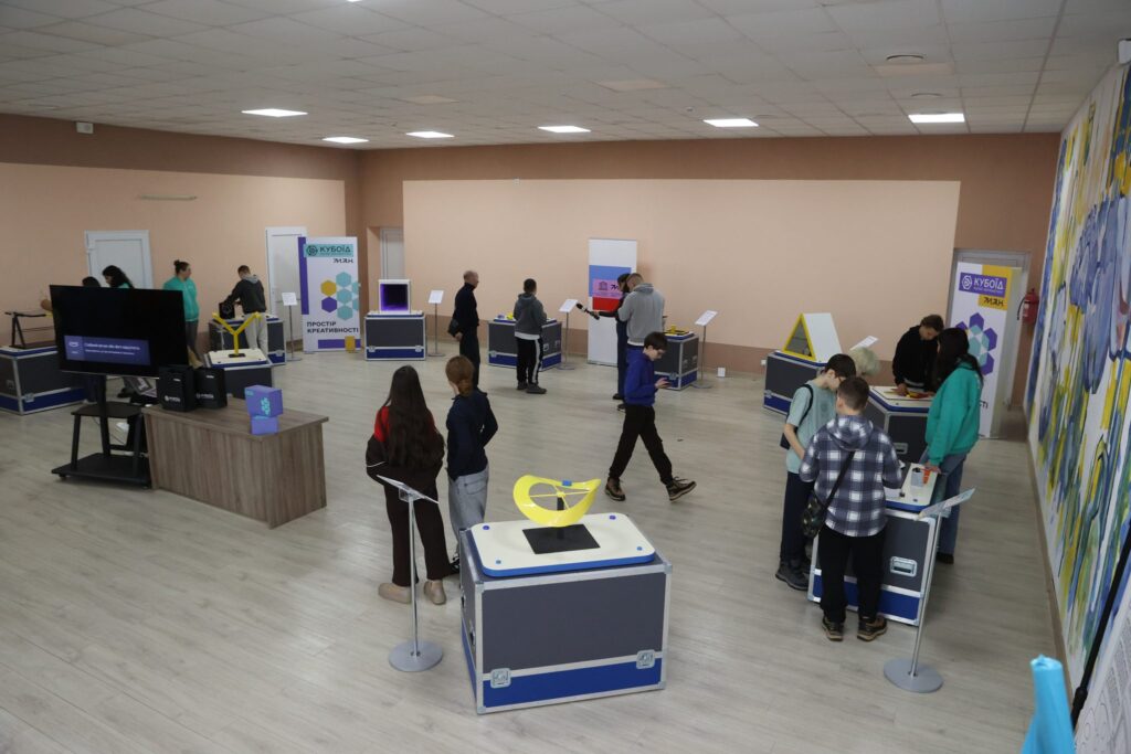 В Ірпені презентували унікальний проєкт: у тестовому форматі запрацював Мандрівний музей математики «Кубоїд»