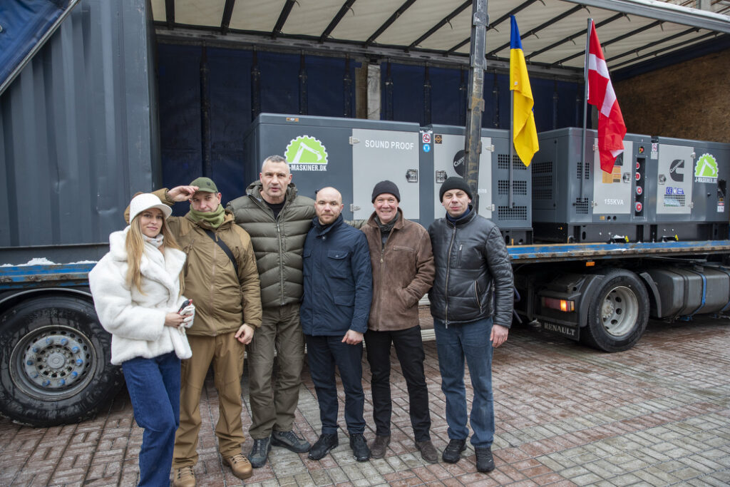Віталій Кличко: До Києва з Копенгагена надійшли генератори та мобільна котельня - ключовий крок у забезпеченні енергетичної безпеки столиці.