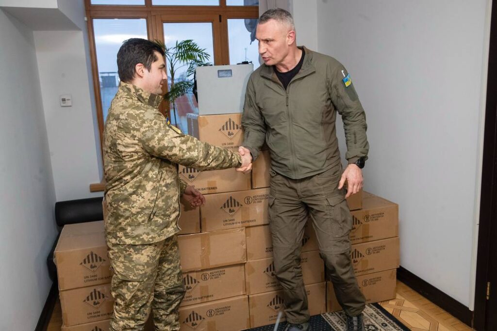 Віталій Кличко: Київ забезпечив 5-ту штурмову бригаду 50 мобільними зарядними станціями