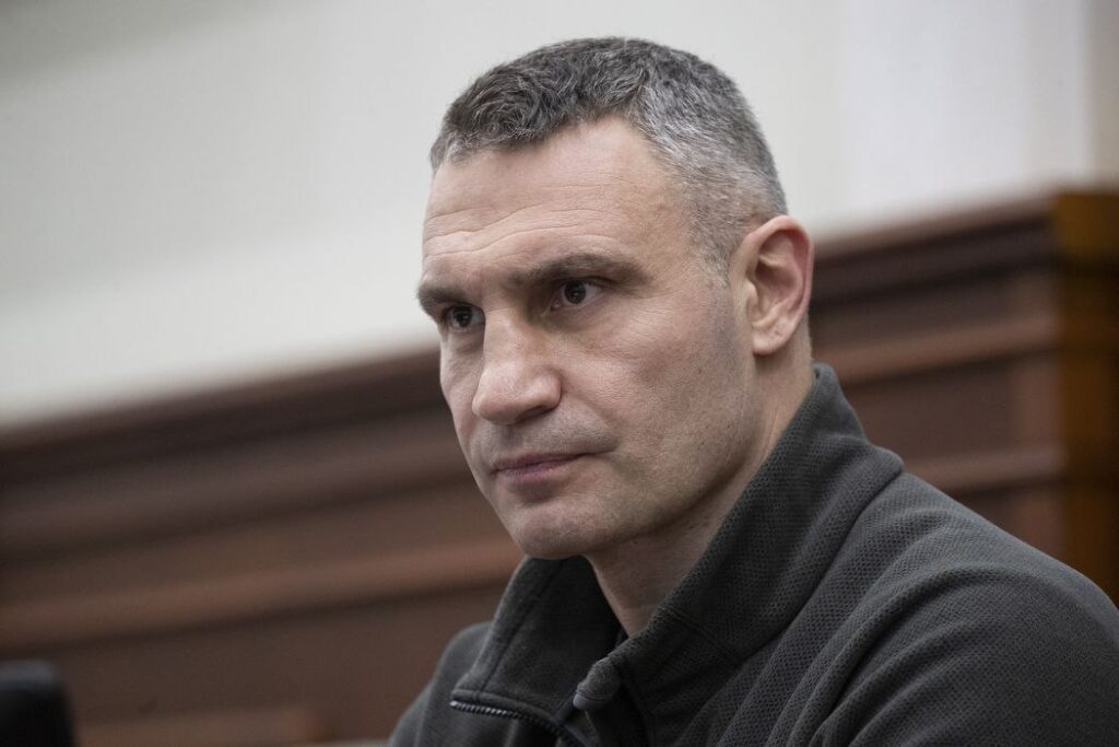 Віталій Кличко: У столиці ще 244 будинки без тепла після аварії в енергосистемі України