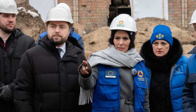 Єврокомісарка Лябіб відвідала пошкоджену російськими обстрілами Дарницьку ТЕЦ у Києві, оцінюючи наслідки атак