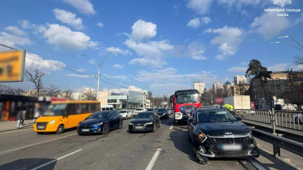 ДТП на Берестейському проспекті в Житомирі ускладнює рух з міста