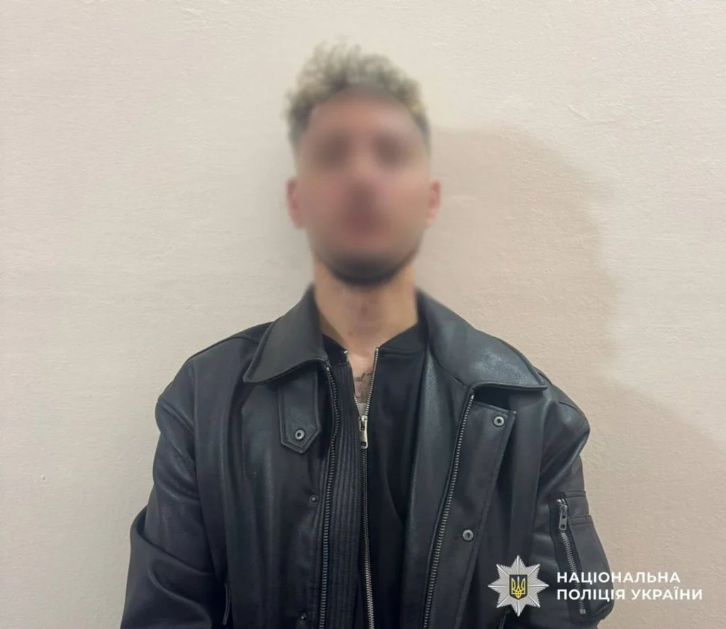 Іноземця затримали за пограбування чоловіка біля ресторану в Печерському районі Києва