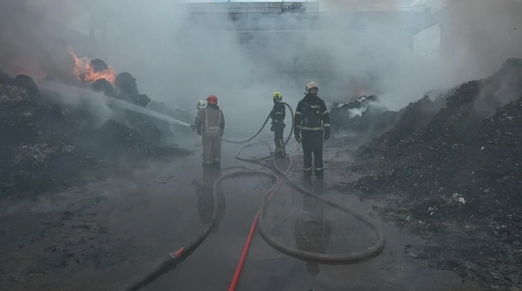 Київ в огні: масштабна пожежа в Голосіївському районі локалізована - ДСНС оприлюднила вражаючі кадри ліквідації надзвичайної ситуації