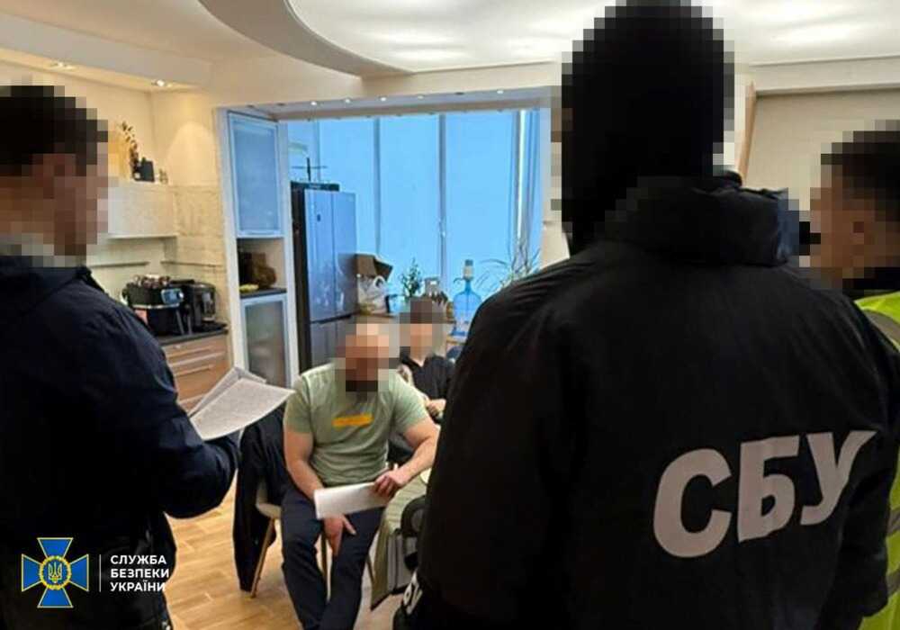 Масштабна схема з підробкою документів: у Києві затримано групу, яка заробила понад 17 млн грн на нелегальній легалізації іноземців у ЄС