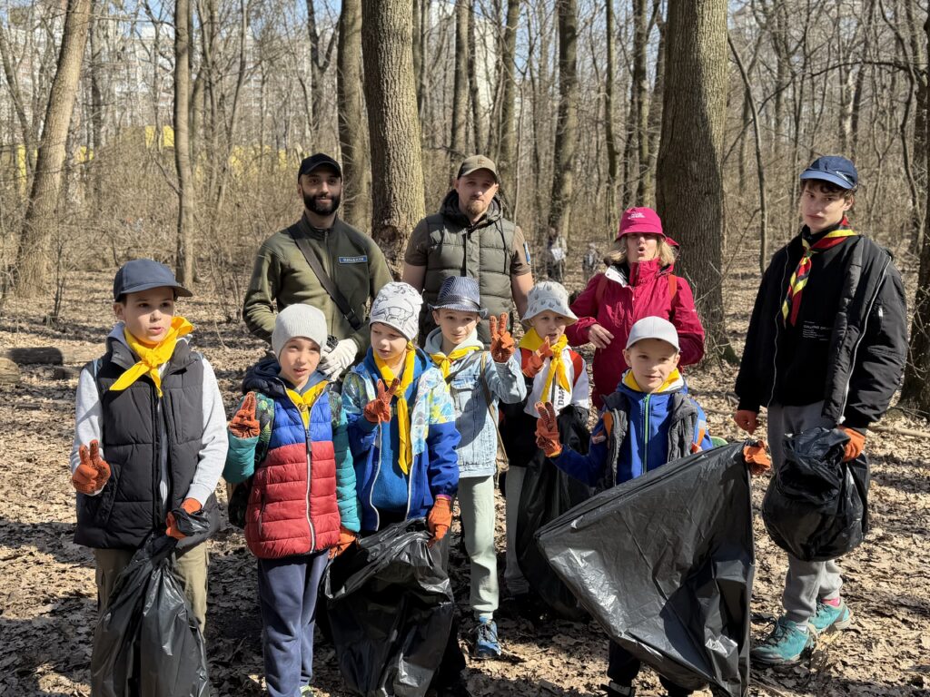 Молодіжна організація «Пласт» і міська влада об'єдналися для прибирання урочища «Теремки» в Києві: перші толоки провели успішно.