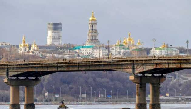На мосту Патона в Києві стався прорив тепломережі, позбавивши частину жителів опалення в холодну пору року