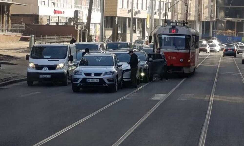 Небезпечна реальність: ремонт Глибочицької у Києві обернувся повним провалом для всіх учасників дорожнього руху