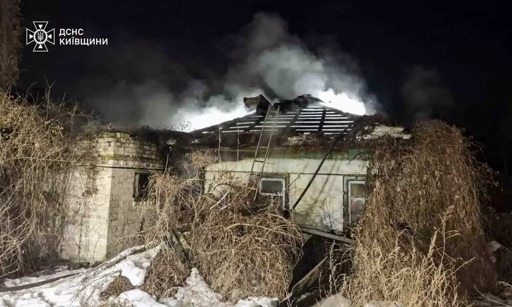 Нічна пожежа на Броварщині: будинок палав понад чотири години, рятувальники виявили тіло жінки