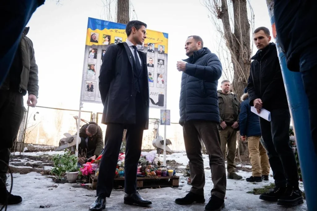 Новий прем'єр Нідерландів Роб Єттен відвідав зруйновану багатоповерхівку в Києві: співчуття та підтримка українському народу
