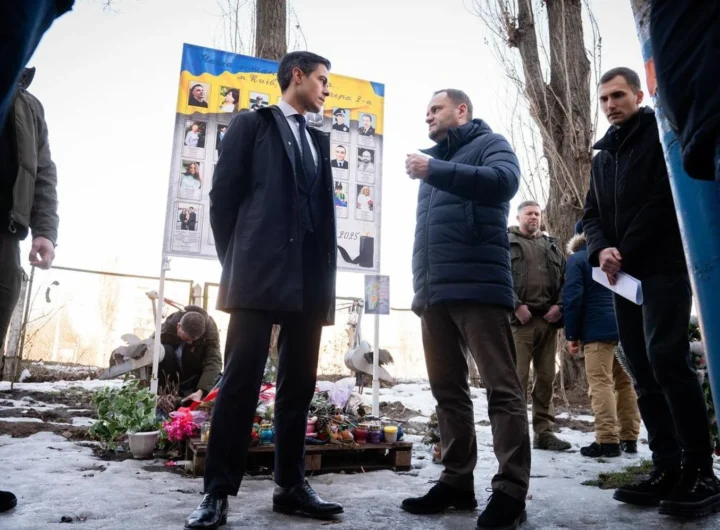 Новий прем'єр Нідерландів Роб Єттен відвідав зруйновану багатоповерхівку в Києві: співчуття та підтримка українському народу