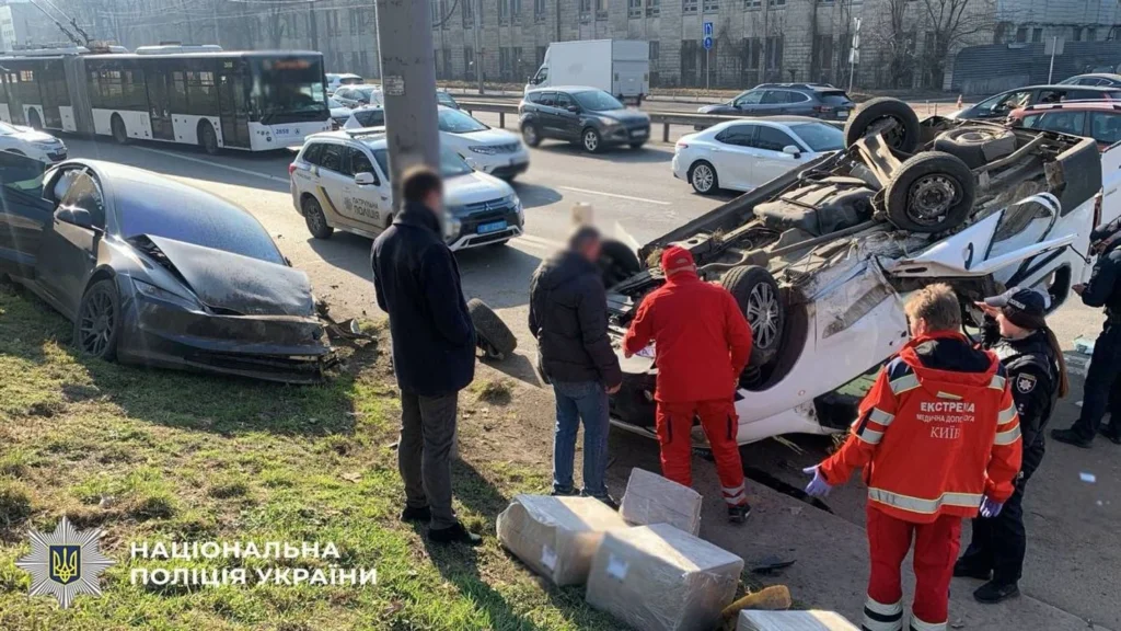 Peugeot зіткнувся з Tesla, спричинивши перекидання автомобіля - ускладнено рух на виїзді з Києва