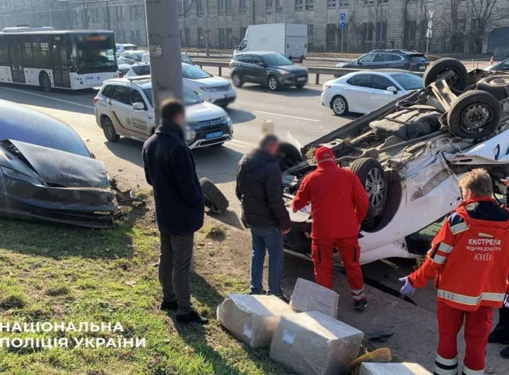 Peugeot зіткнувся з Tesla, спричинивши перекидання автомобіля - ускладнено рух на виїзді з Києва