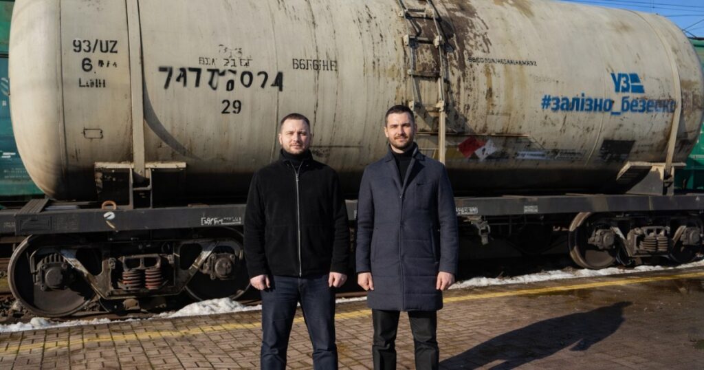 "Польща надала Києву життєво важливу допомогу: сотні тонн дизельного палива для генераторів і котелень, забезпечуючи тепло та електрику в регіоні".