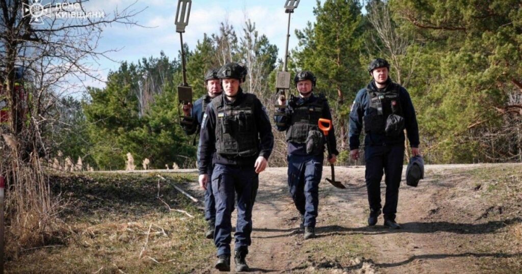 Понад 44 тисячі гектарів під контролем: на Київщині перевіряють небезпечні території через міни