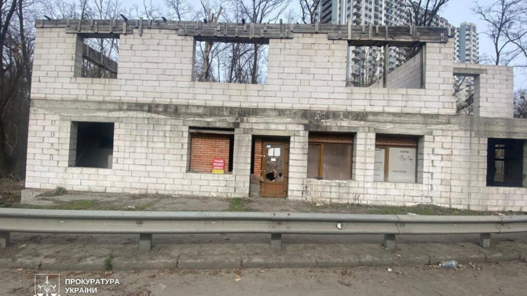 "Суд зобов'язав демонтувати незаконно збудований об'єкт у популярному Голосіївському парку Києва".