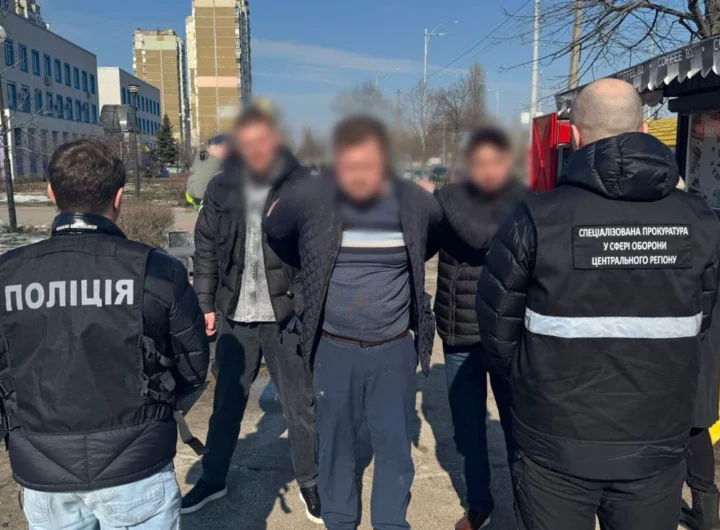 Священник за 10 000 доларів: у Києві затримано чоловіка, який обіцяв видати статус для виїзду за кордон