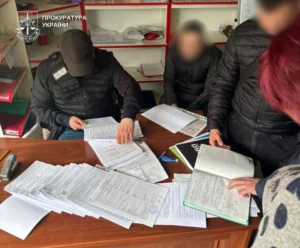 "У Києві розкрито масштабну схему незаконної перереєстрації авто, що принесла 6,5 млн гривень незаконного прибутку".