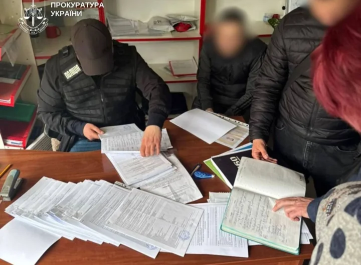 "У Києві розкрито масштабну схему незаконної перереєстрації авто, що принесла 6,5 млн гривень незаконного прибутку".