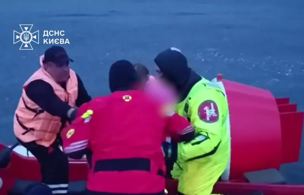 Жінка з донькою врятовані з крижини посеред Оболонської затоки в Києві