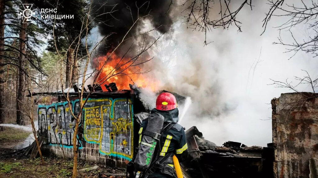 Пожежа на Благодатній у Броварах: вогонь охопив недіючу будівлю, пошкоджено дах і стіни