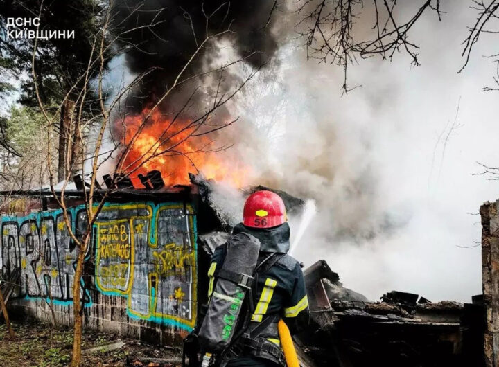 Пожежа на Благодатній у Броварах: вогонь охопив недіючу будівлю, пошкоджено дах і стіни