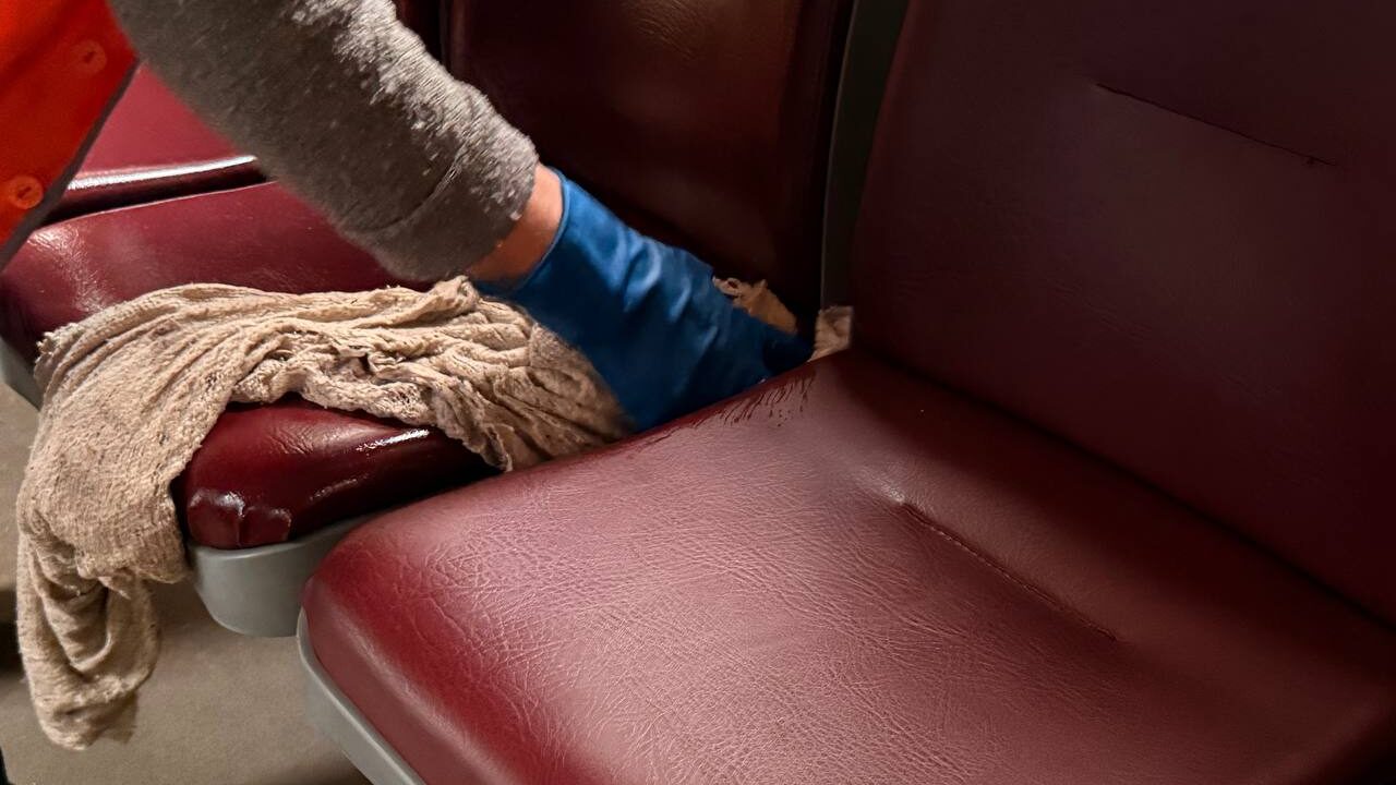 Від підлоги до стелі: комплексний підхід до чистоти у вагонах київського метро - базове, розширене та генеральне прибирання